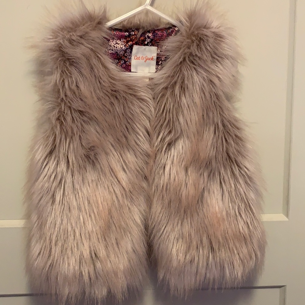 Kids fake fur vest pinkish grey.